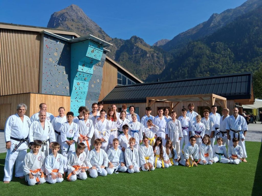 Foto di gruppo dei partecipanti allo Stage Karate Interstile Olivone 2026